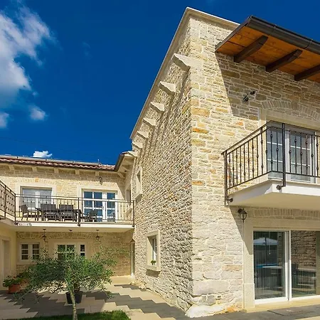 Luxury And Modern With A Pool *