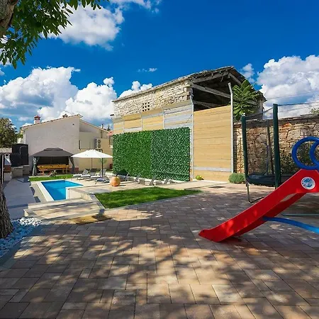 Luxury And Modern With A Pool