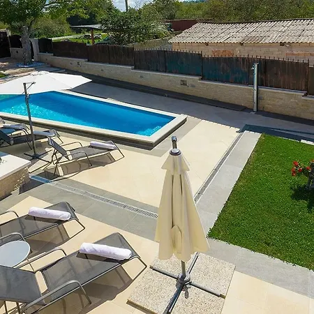 Luxury And Modern With A Pool *