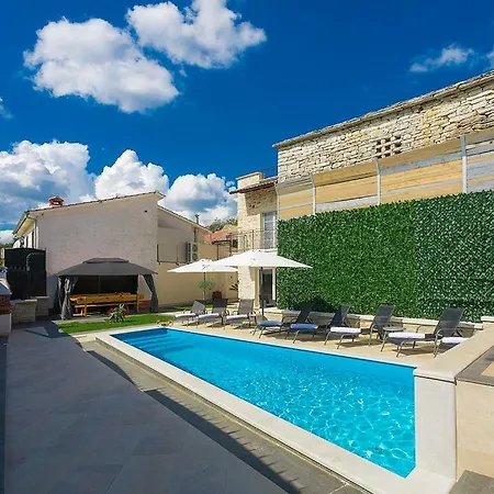 Luxury And Modern With A Pool