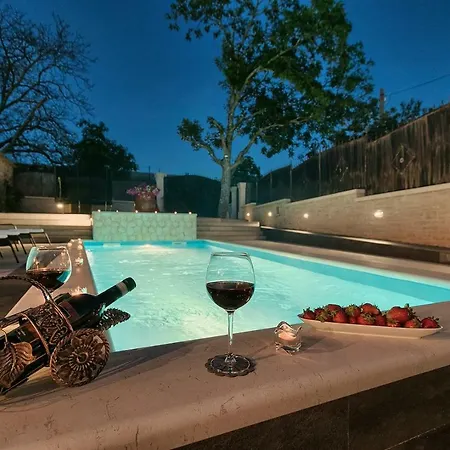 Luxury And Modern With A Pool