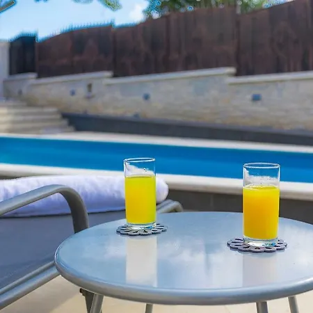 Luxury And Modern With A Pool