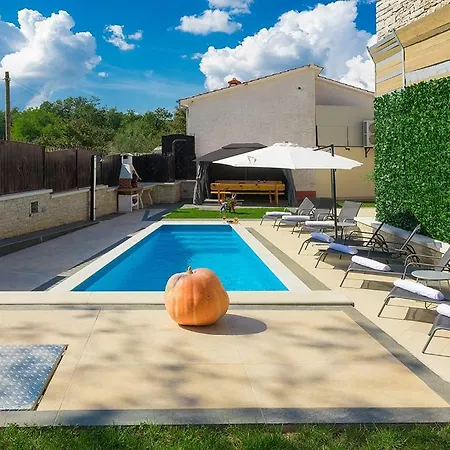 Luxury And Modern With A Pool
