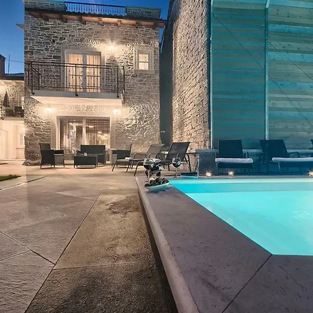 Luxury And Modern With A Pool
